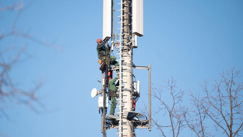 5G benötigt eigene Antennen, die oft an bereits bestehenden Mobilfunkmasten installiert werden. Punktuell werden auch neue Masten gebaut.