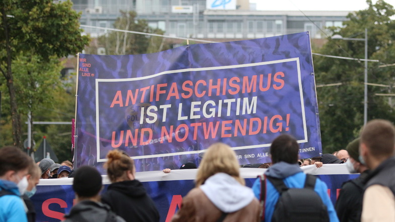 Solche allgemeine Aussagen wie hier auf einer Demo in Leipzig sind zwar zackig, aber letztlich wenig hilfreich. Es kommt immer darauf an, was genau man mit "Antifaschismus" meint.