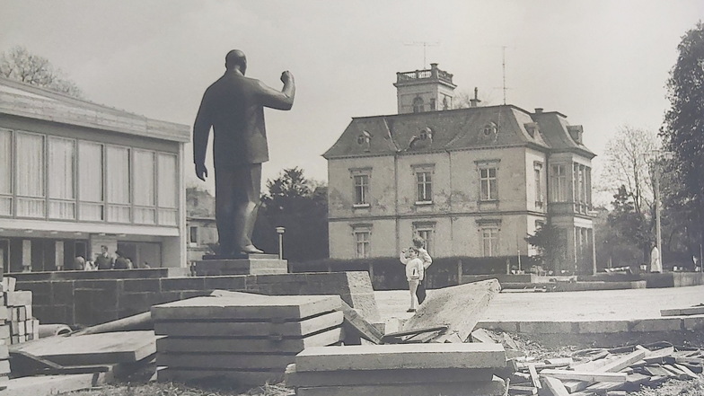 Mit in die Luft gereckter Faust steht ein kleiner Jungen dem Ernst-Thälmann-Denkmal gegenüber. Das Bild entstand am 1. Mai 1975 auf dem Platz vor dem Bautzener Theater.