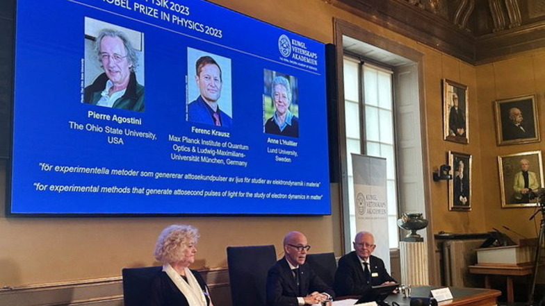 Der Nobelpreis für Physik geht an die Wissenschaftler Pierre Agostini, den in Deutschland forschenden Ferenc Krausz und Anne L'Huillier für Experimente zu Elektronen in Atomen und Molekülen.