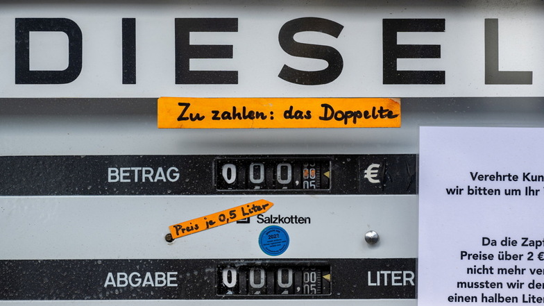 "Zu zahlen: das Doppelte" steht auf dieser Tankstelle in Bayern. Grund: Die Tankstelle zeigt Benzin- und Dieselpreise halbliterweise an. Mehr als 2 Euro je Liter können manche Zapfsäulen nicht anzeigen.