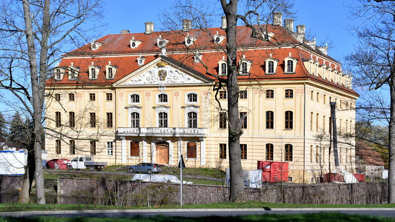 Das Schloss Wachau wird derzeit saniert. Jetzt sind dort Baumaschinen gestohlen worden.