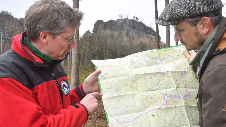 Der Blick von der Zeughausstraße zum Hinteren Raubschloss ist seit dem vorigen Sommer frei. Nationalparksprecher Hanspeter Mayr erklärt Reporter Jörg Stock die Lage auf der Karte. 
