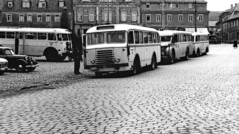 Der Markt war schon zu DDR-Zeit der Dreh- und Angelpunkt des öffentlichen Personennahverkehrs in Wilsdruff. Damals waren aber noch ganz andere Busse im Einsatz.