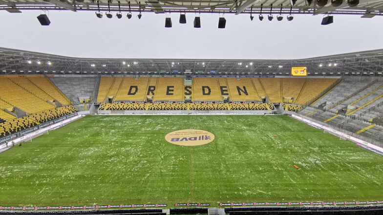 Der Platz im Rudolf-Harbig-Stadion ist beräumt. Seit 10 Uhr morgens waren Helfer und Helferinnen im Einsatz, damit Dynamo heute gegen den 1. FC Kaiserslautern antreten darf.