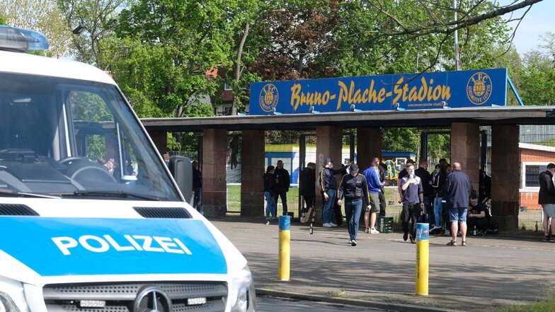 Sachsens  Sicherheitsbehörden sehen sich nun doch   in der Lage, die Partie in Leipzig am 3. Juni  abzusichern.