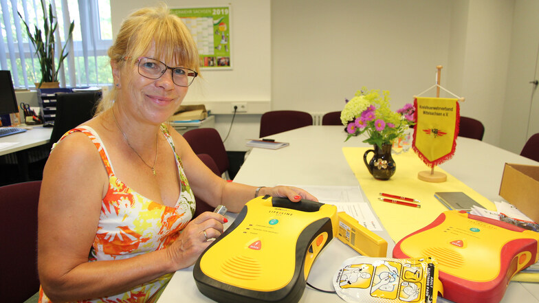 Barbara Patzek von einer Dresdener Firma überprüft die neuen Defibrillatoren, die an 53 Ortsfeuerwehren in Mittelsachsen übergeben werden. Sie wird die Feuerwehrleute am Sonnabend in die Geräte einweisen.