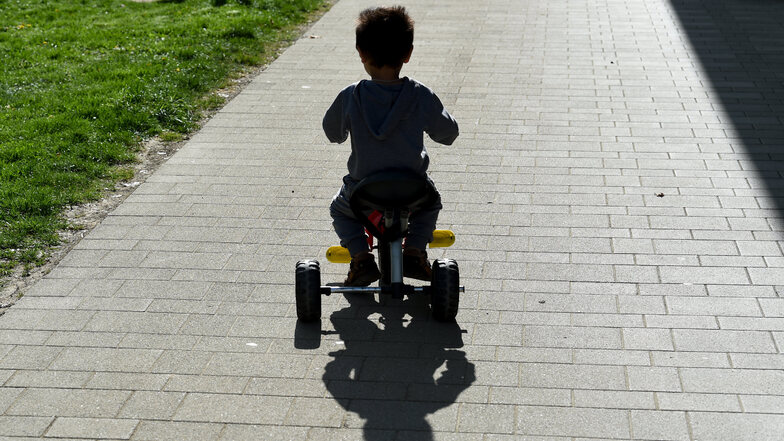 Potenziell gefährdet? Ein Asylbewerberkind fährt im baden-württembergischen Sigmaringen auf einem Dreirad. In Dresden soll es am Montag zu einem Übergriff auf einen vierjährigen arabisch-stämmigen Jungen gekommen sein.