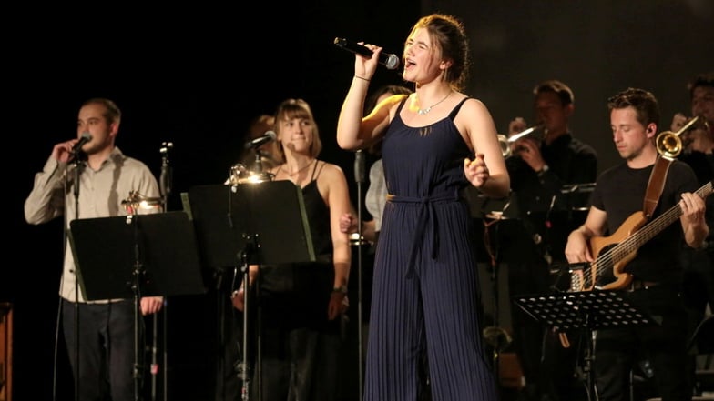 Die sorbische Sängerin Helena Heiduschka tritt beim Benefizkonzert am Sonntag in Schmochtitz auf.