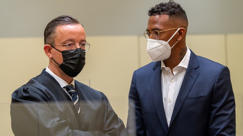 Der Fußballprofi und ehemalige Nationalspieler Jerome Boateng (r) steht zu Beginn des Prozesses gegen ihn im Amtsgericht München mit seinen Anwalt Kai Walden zusammen.