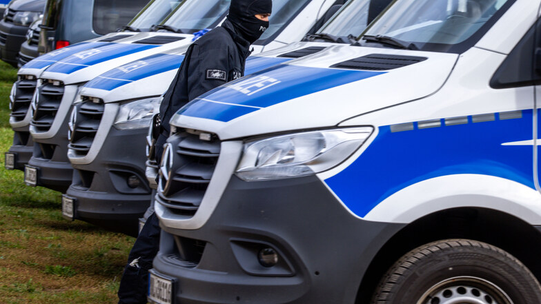 Polizei stellt bei Durchsuchung gefälschte Markenkleidung in Leipzig sicher