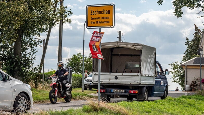 Auf der Straße von Zschochau in Richtung Staucha sind im Normalfall zwei bis drei Autos in der Stunde unterwegs. Zurzeit schlängeln sich jede Menge Autos und Laster durch den Jahnataler Ortsteil.