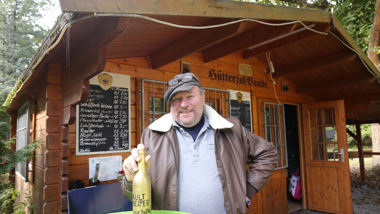 In seinem Imbiss an der Hüttermühle bietet Manfred Buttke Würstchen, Frikadellen und alkoholfreie wie alkoholische Getränke an.