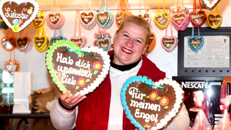 Eibauer Lichterweg: Am Faktorenhof stand  Veronika Körner mit ihrem Verkaufswagen. Die Eibauerin lockte mit liebevoll gestalteten Pfefferkuchenherzen und anderen süßen Köstlichkeiten.