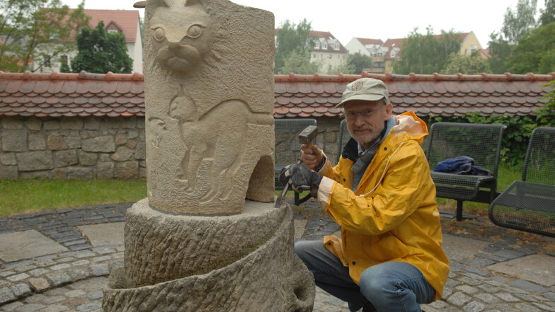 Ludwig Pai gestaltete die Katzenskulptur am Löbauer Katzenturm. Er starb am 22. September.