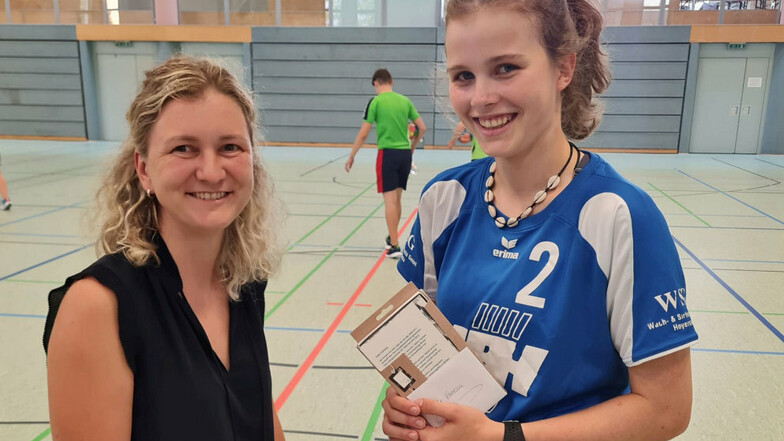 Janine Hattliep (Stadtsportbund Lausitzer Seenland Hoyerswerda) überraschte Vize-Europameisterin Vanessa Huth; ehemals SC Hoyerswerda, jetzt bei den „Rödertalbienen“ auf dem Parkett.