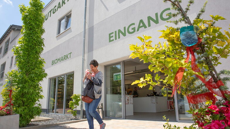 Vorderansicht des neuen Bürogebäudes, in dem auch der Biomarkt untergebracht ist.