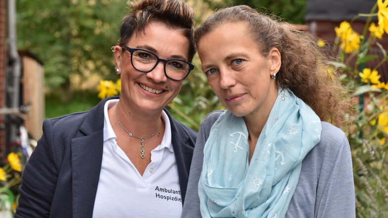 Jacqueline Gebhard (links) von der Johanniter-Unfall-Hilfe kümmert sich um die schwerkranke Tharandterin Sylvia Gläser.