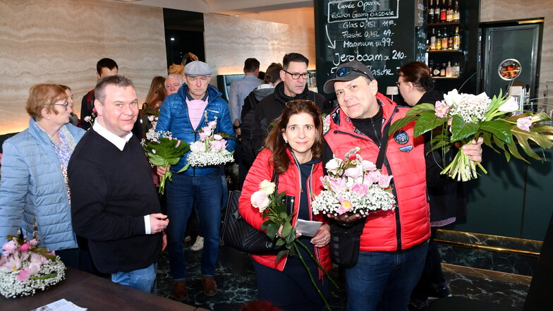 Bereits vor dem offiziellen Start kaufen die ersten Dresdnerinnen und Dresdner die Blumen vom Semperopernball.