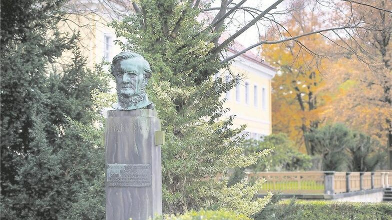 Wenn das der Meister wüsste: Die Sanierung des Jagdschlosses zur Richard-Wagner-Stätte in Graupa, in dessen Garten die Büste des Komponisten steht, wird nun teurer als geplant. Foto: dpa