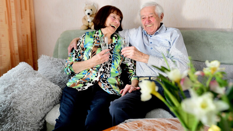 Hannelore und Hanskarl Schönrich aus Olbersdorf feiern am Mittwoch ihren 70. Hochzeitstag. Das Ehepaar ist 89 und 94 Jahre alt, hat vier Kinder, sechs Enkel und sieben Urenkel.