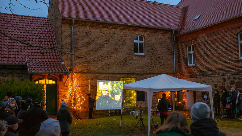 Auf einer Leinwand im Pfarrhof in Lauta Dorf wurde Heiligabend zweimal ein selbst erstelltes Krippenspiel-Video gezeigt – vor einer begrenzten Gästezahl.