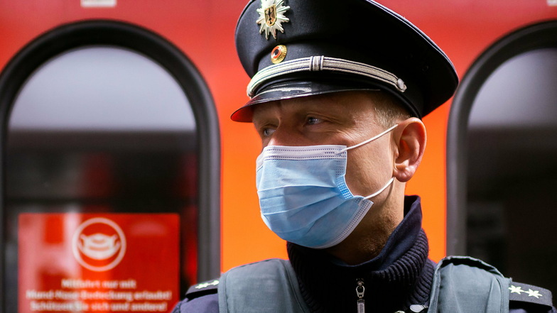 "Der Großteil der Leute hält sich dran." Bundespolizist Sören Kleinert kontrolliert gemeinsam mit dem Ordnungsamt des Landkreises die Einhaltung der Maskenpflicht in der S-Bahn.