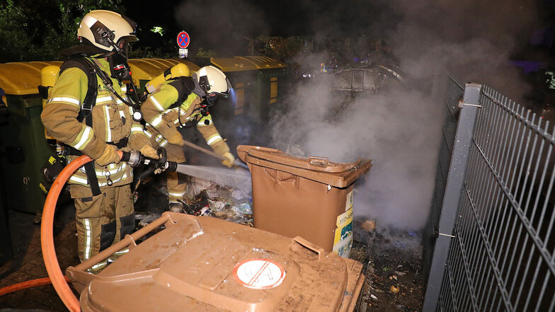 Die Dresdner Feuerwehr ist in der Nacht zum Dienstag zu mehreren Bränden in Gorbitz gerufen worden.