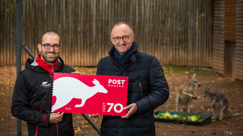 Alexander Hesse, Marketingleiter (links) und Michael Ulbrich, Geschäftsführer von "Postmodern" präsentieren die neue Känguru-Briefmarke zur Neustrukturierung des Unternehmens