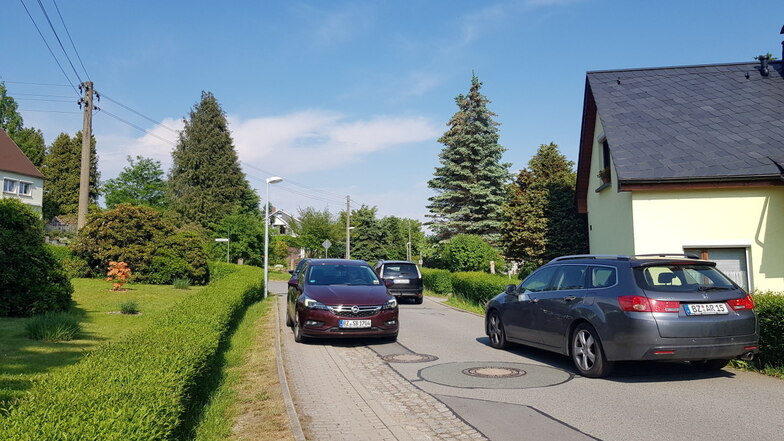 Während der Bauarbeiten auf der B 98 nutzen viele Ortskundige die schmale Lessingstraße, um von Steinigtwolmsdorf nach Sohland zu kommen. Bei Gegenverkehr müssen Autofahrer auf den schmalen Gehweg ausweichen. Anwohner sind verärgert über die Situation vor
