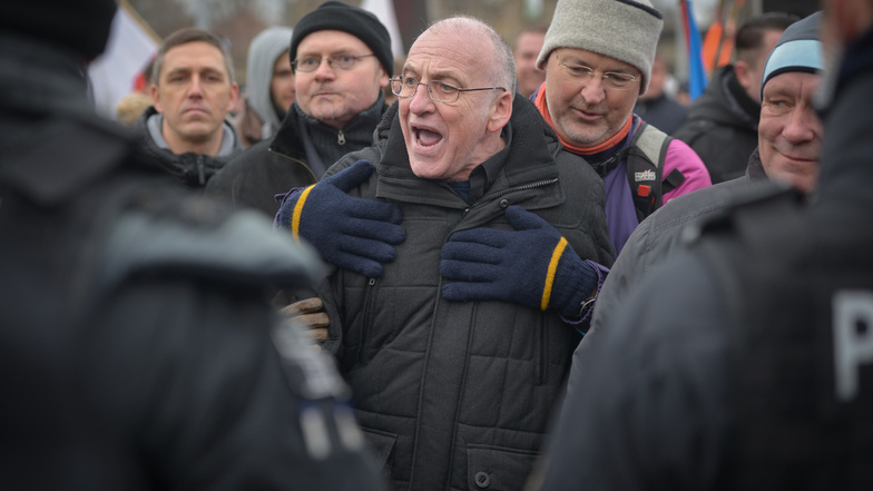 Gerhard Ittner, hier bei einer Demo in Dresden im Februar 2018, kam jetzt nicht zu seinem Prozess und wurde daher in Abwesenheit verurteilt. Unklar ist, ob der Widerholungstäter die Strafe akzeptiert.