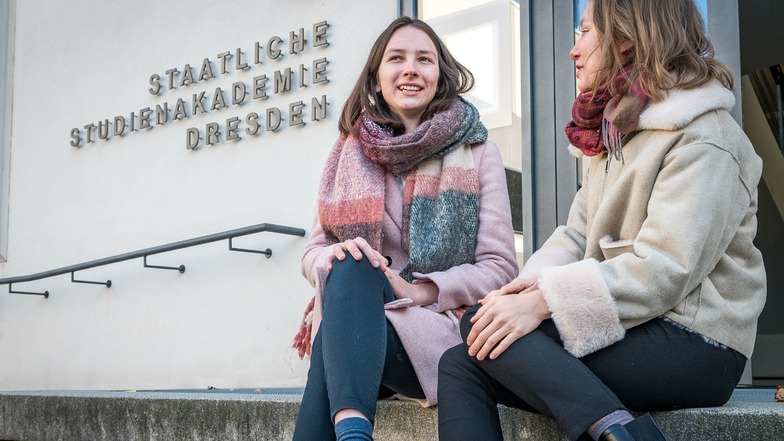Vier dual Studierende machen den Faktencheck über ihr Studium auf dem Campus Johannstadt.