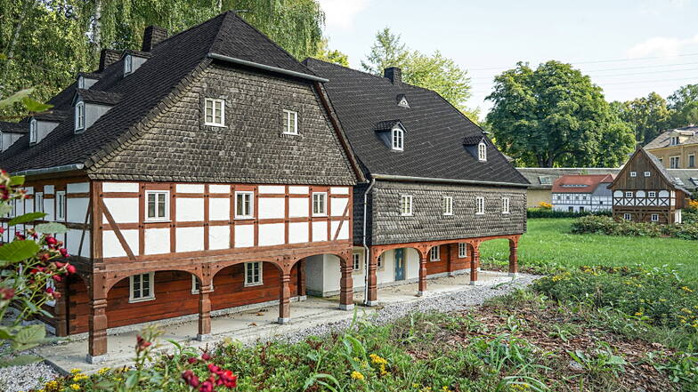 Im Umgebindehaus-Park in Cunewalde sind Modelle zahlreicher Umgebindehäuser aus der Region im Maßstab 1:5 zu sehen, hier ein Laubenhaus aus Schirgiswalde.