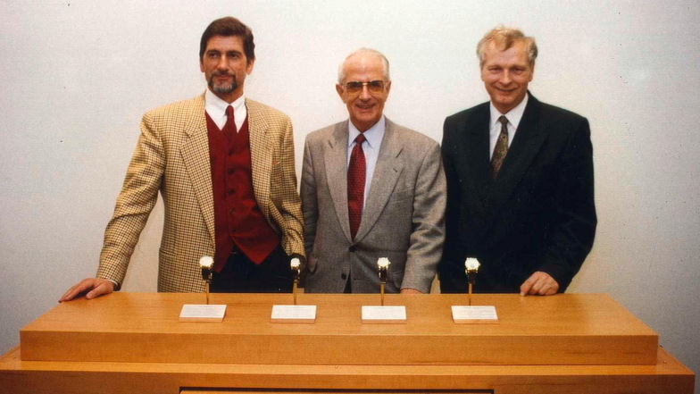 Günter Blümlein, Walter Lange und
Hartmut Knothe mit der ersten
Uhrenkollektion der neuen Ära, 1994