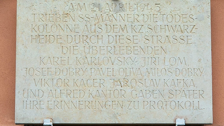 Diese Gedenktafel erinnert an den Todesmarsch , sie hängt an der  Grundschule Schandauer Straße in Sebnitz. Eine ähnlich Tafel wurde in Hinterhermsdorf gestohlen.