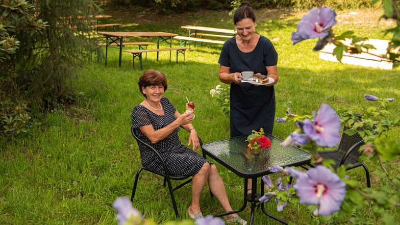 "Sommertraum" heißt das kleine Hofcafé in Baselitz in der Wistaudaer Straße. Hier bedient Claudia Richter (r.) Regine Schulze in ihrem idyllischen Garten und auf der Wiese gegenüber. Doch so leer ist es hier eigentlich nie.