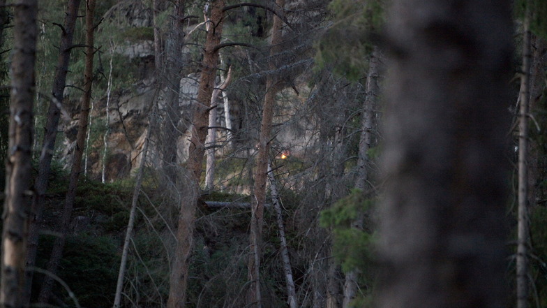 Entdeckt: Am Kanstein oberhalb des Kirnitzschtals flackert ein Lagerfeuer.