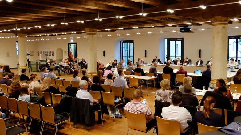 Stadtratssitzung im Ratssaal des historischen Meißner Rathauses.