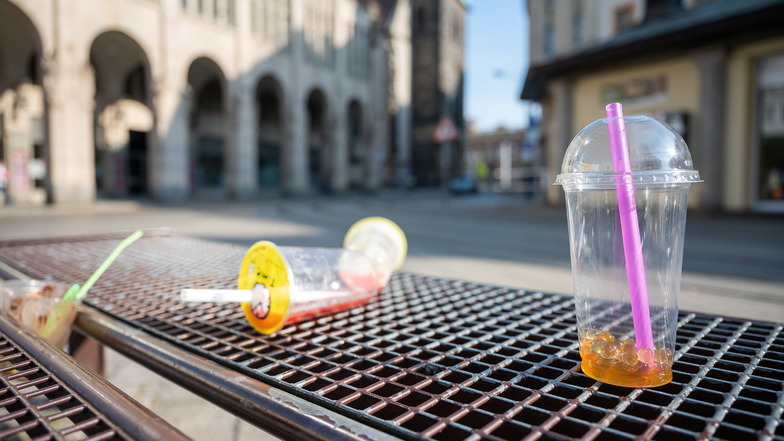 Müll aus Plastik liegt auf dem Demianiplatz in Görlitz herum.