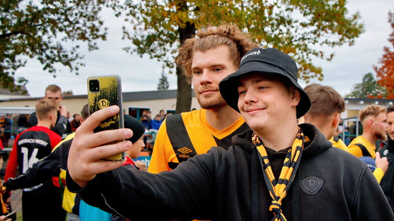 Stolz macht dieser Fan ein Bild von sich mit Dynamo-Spieler Kevin Ehlers.