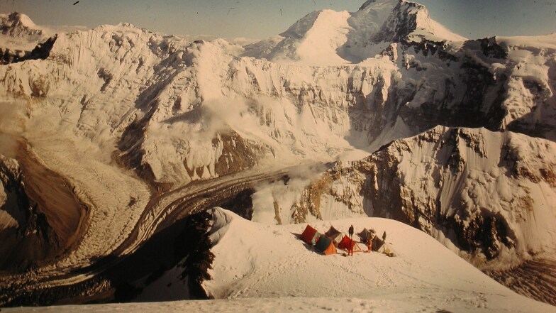 Der Pik Kommunismus ist 7495 Meter hoch und heißt heute Pik Ismail Samani. Die Aufnahme ist von einer späteren Expedition im Pamirgebirge.