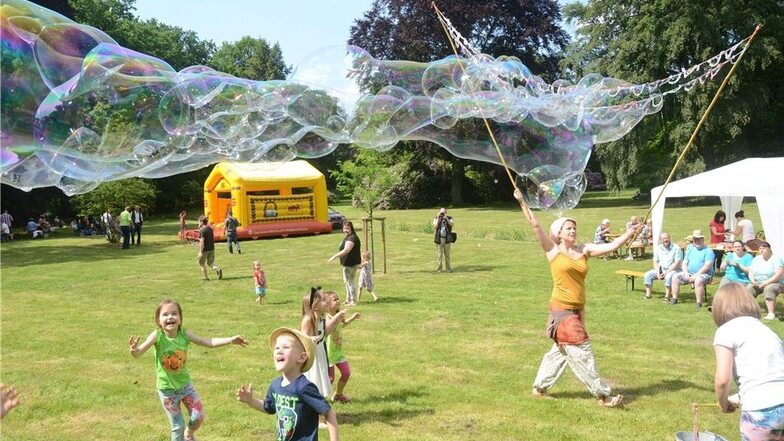 Julia Boegershausen zauberte am Sonnabendnachmittag zur Freude der Kinder Riesenseifenblasen beim sonnigen Parkpicknick im Stadtpark Rothenburg. Foto: Rolf Ullmann