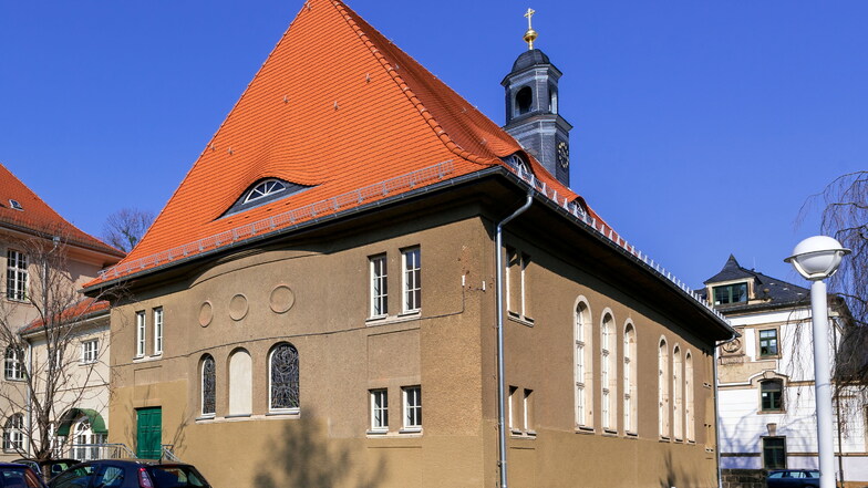 Das Baugerüst um die Hospitalkirche in Pirna ist weg. Im Innern soll nun eine Kletterhalle entstehen.