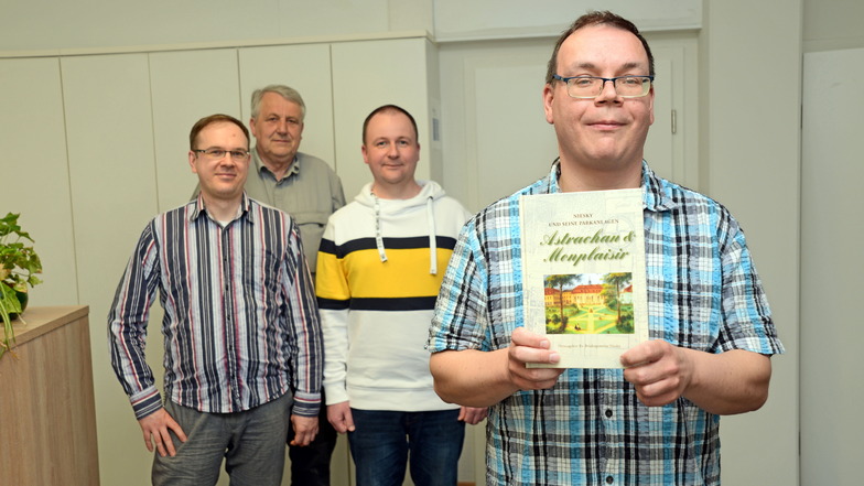 Die Parkfreunde Marcel Scholze, Jens Neumann, Lothar Halke und Thomas Penk (v. r.) zeigen ihr neues Buch über die Parkanlagen der Stadt Niesky.