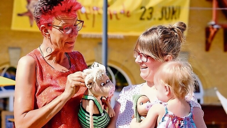 Puppenspielerin Andrea Haupt (links) trifft Margret Plänitz mit Tochter Lucia auf der Kasperiade am Radebeuler Kultur-Bahnhof im Osten der Stadt.