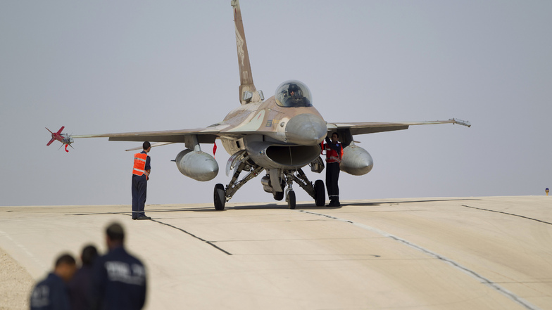 Wie die israelische Armee in der Nacht zum Freitag mitteilte, griffen Kampfflugzeuge dort militärische Gebäude und "terroristische Infrastruktur" an.