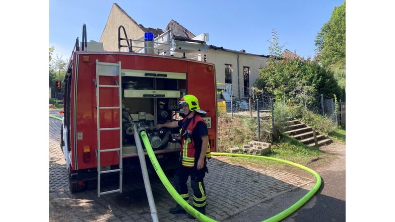 Holger Jakob von der Grünlichtenberger Ortsfeuerwehr am Tanklöschfahrzeug. Er sorgte dafür, dass den Kameraden auf dem Dach des Nebengebäudes genügend Löschwasser zur Verfügung stand.