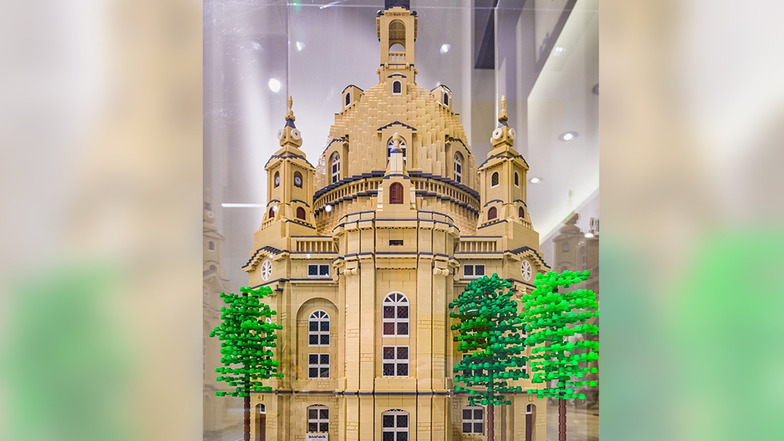 Dieses Modell der Frauenkirche soll Kunden in den neuen Lego-Laden in der Altmarkt-Galerie locken.