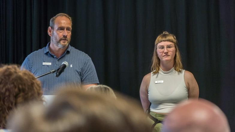 Sie gehören zum Team der Suchttherapiestation: Benno Kretzschmar aus dem Vollzugsdienst (l.) sowie Mareike Münsch, therapeutische Leiterin und seit zwei Jahren auf der Station dabei.