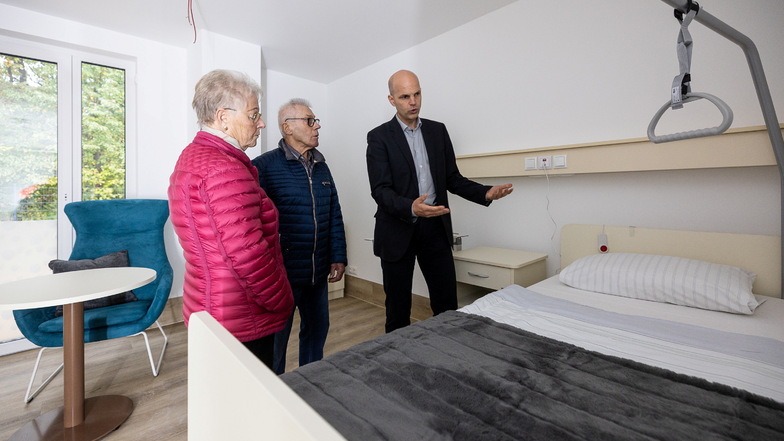 Im ehemaligen Aldimarkt Pirna baut die Diakonie eine Kurzzeitpflege. Diakonie-Vorstand Tobias Oertel zeigt Christina und Klaus Klaszszynski die Einzelzimmer.